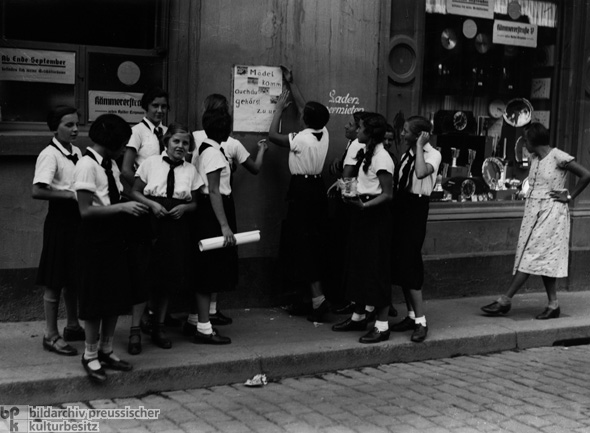 Young Girls Post a Notice Advertising the League of German Girls (1934)